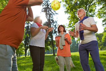 Gruppe Senioren spielt mit Ball