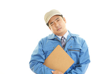 疲れた表情の男性