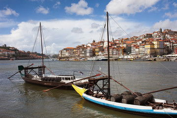 Fototapeta na wymiar Boats with Wine Barrels on Douro River in Porto