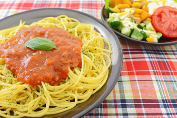 ミートソーススパゲティとサラダ