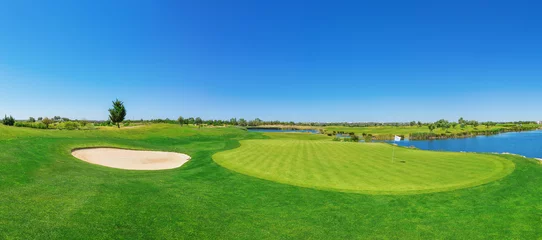 Photo sur Aluminium Golf Parcours de golf Panorama herbe luxuriante. Sur le lac.