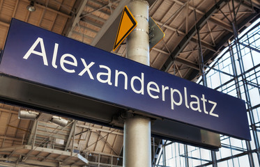 Obraz premium Alexanderplatz subway station sign in Berlin