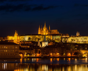 Fototapeta na wymiar View of Charles Bridge and Prague Castle in twilight