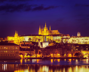 Fototapeta na wymiar View of Charles Bridge and Prague Castle in twilight