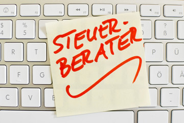 Notiz auf Computer Tastatur: Steuerberater