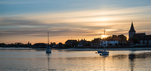 Naklejka premium Beautiful Summer sunset landscape over low tide harbor with moor