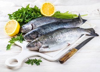 River trout with fresh tomatoes, lemon and herbs - 72867671