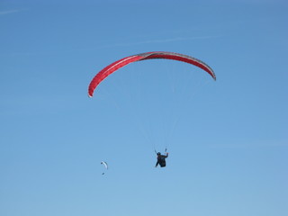 Parapente rouge en vol