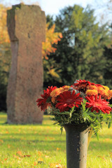 Friedhof, Blumenschmuck und Grosses Kreuz