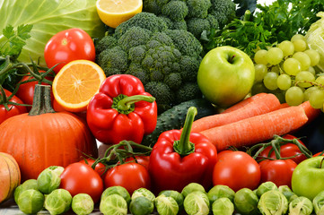 Fototapeta na wymiar Assorted raw organic vegetables