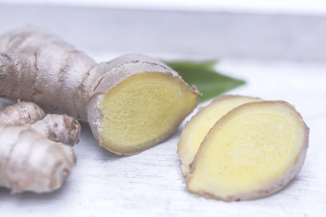 Ingwer auf Weißholz Hintergrund