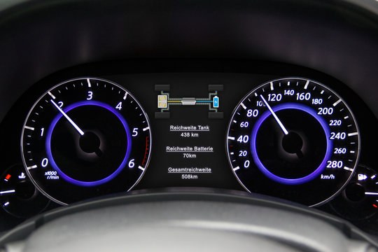 Tacho Energiefluss Hybrid - Powered by Adobe