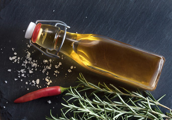 Olivenöl und Rosmarin