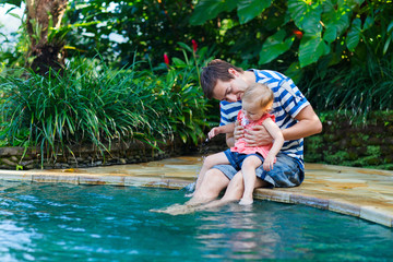 Naklejka premium Father and daughter near swimming pool