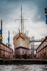 Historische Yacht im Trockendock Hamburg