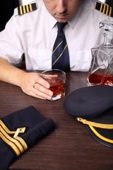 Tableaux ronds sur aluminium brossé Bar The pilot in uniform drinking alcohol