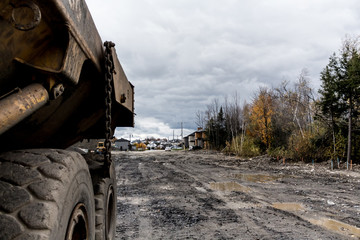Camion dans un terrain vague