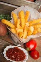 Pommes Frites aus frischen Kartoffeln mit Ketchup