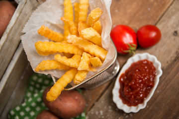 Pommes Frites aus frischen Kartoffeln mit Ketchup