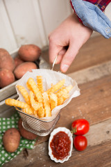 Pommes Frites aus frischen Kartoffeln mit Ketchup
