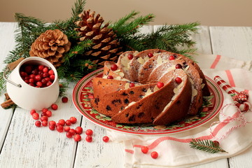 Рождественский кекс с клюквой - obrazy, fototapety, plakaty