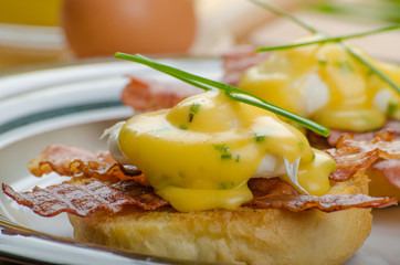 Eggs bvenedict with chives