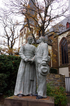 Kolping-Denkmal vor der Pfarrkirche Sankt Martin
