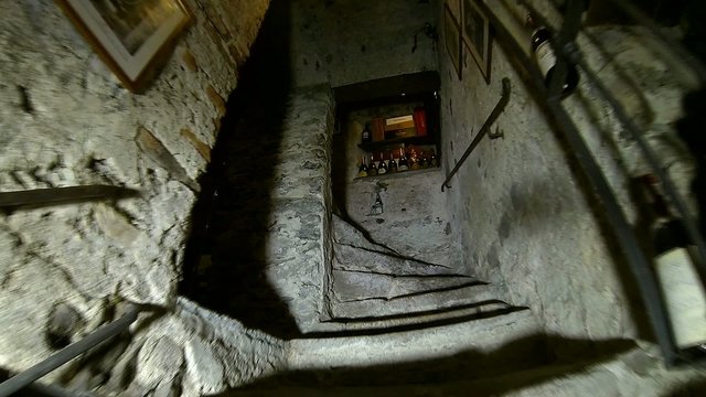 scendendo in una cantina
