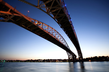 Naklejka premium Night Photo Blue Water Bridge