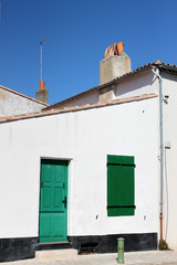 casa con scuri verdi