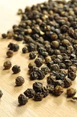 Pfefferkörner auf dem Küchentisch