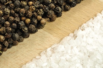 Pfefferkörner und Meersalz auf dem Küchentisch