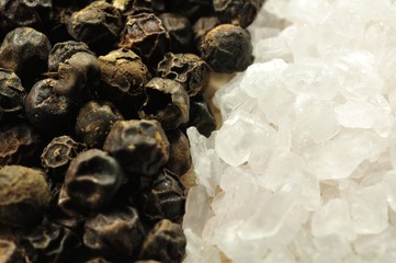 Pfefferkörner und Meersalz