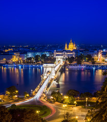 Obraz premium The night view of the Chain bridge, Budapest