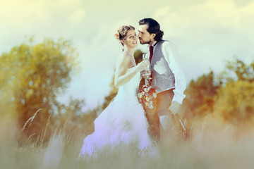 Hochzeitspaar feiert draußen Hochzeit mit Sekt