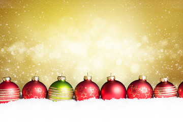 Weihnachtskugeln im Schnee vor festlichem Hintergrund