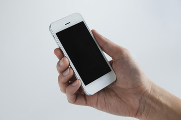 携帯電話を持つ手