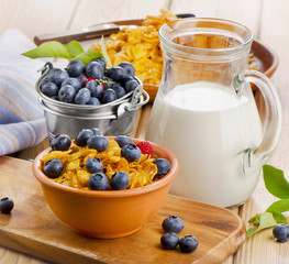 Corn flakes with fresh blueberries and milk