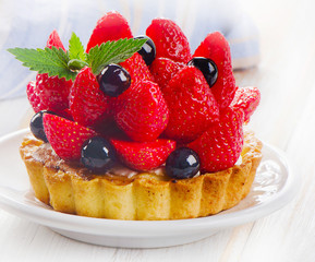 Fresh berries cake
