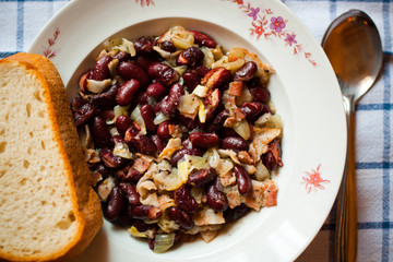 Beans with onions and bacon