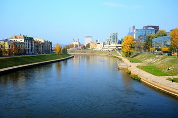 Obraz premium Vilnius city with river Neris autumn view