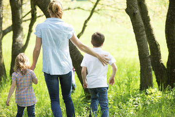 Fototapeta premium Frau macht einen Spaziergang mit ihren Kindern