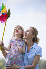 Mutter und Tochter mit Windrad