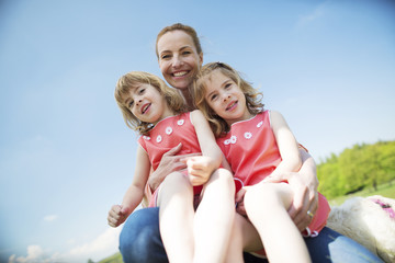 Glückliche Familie mit Zwillingsmädchen