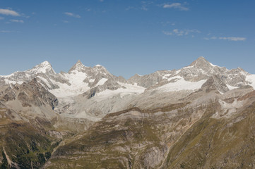 Fototapeta na wymiar Zermatt, Dorf, Weisshorn, Alpen, Walliser Alpen, Zinalhorn, Zinalgletscher, Dent Blanche, Wanderweg, Gletscher, Sommer, Wallis, Schweiz