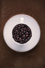 コーヒーカップに入れたコーヒー豆