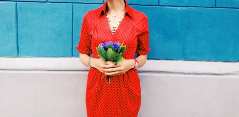 девушка в красном