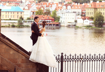 Obraz premium Bride and groom hugging in the city