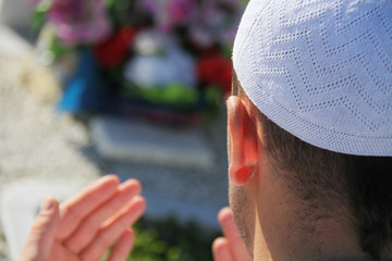 Islamic praying on dead person