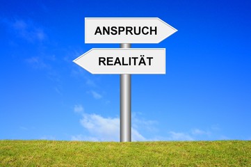 Schild Wegweiser: Anspruch / Realität